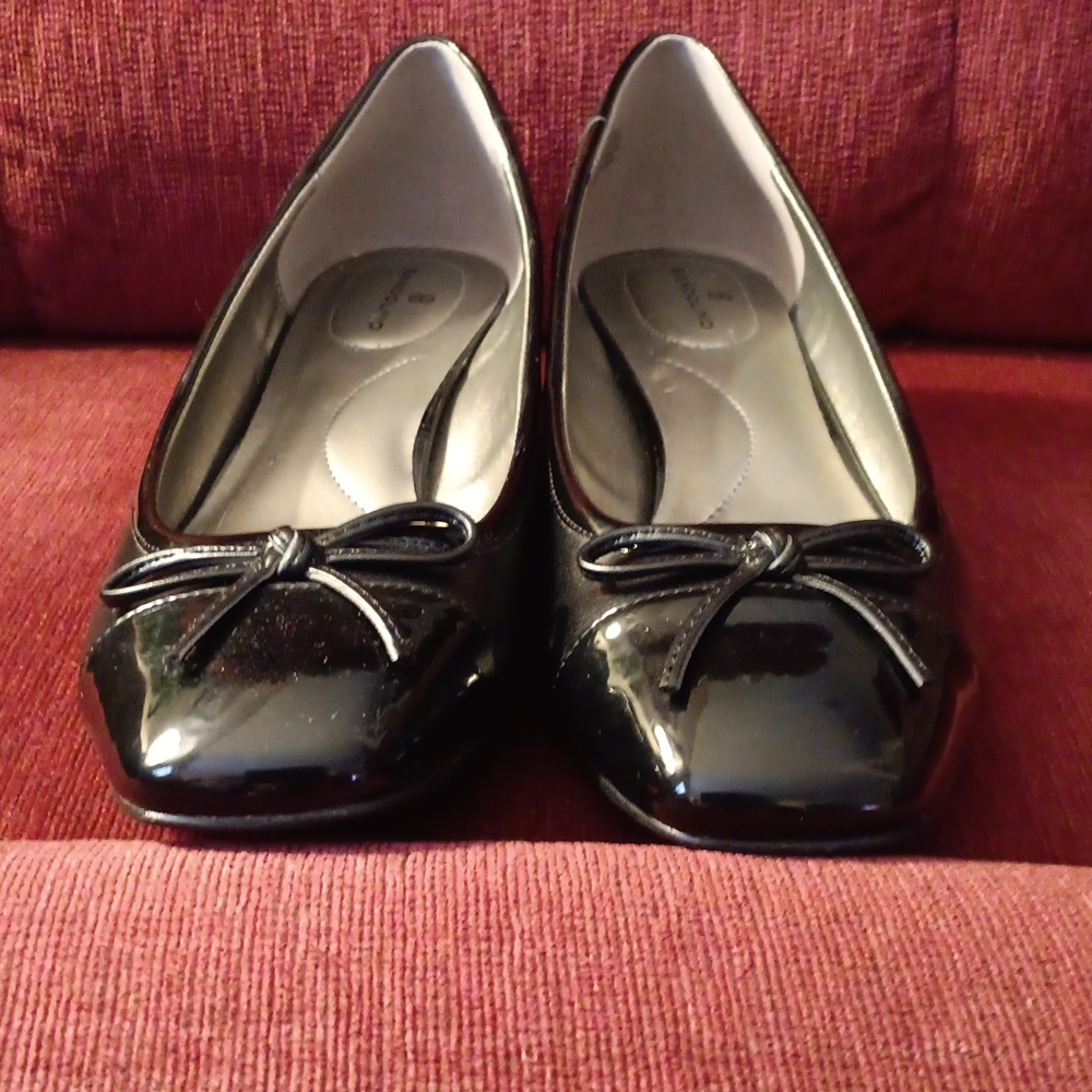 Bandolino Black Pumps with Bow Accent - Picture 3 of 12
